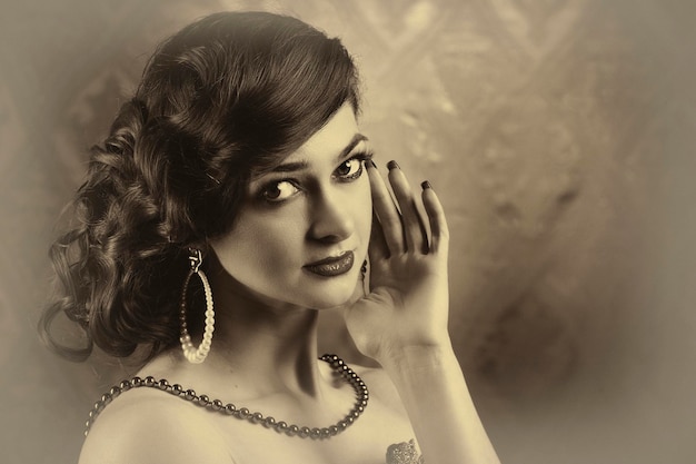 retratos femeninos con estilo vintage ile ilgili görsel
